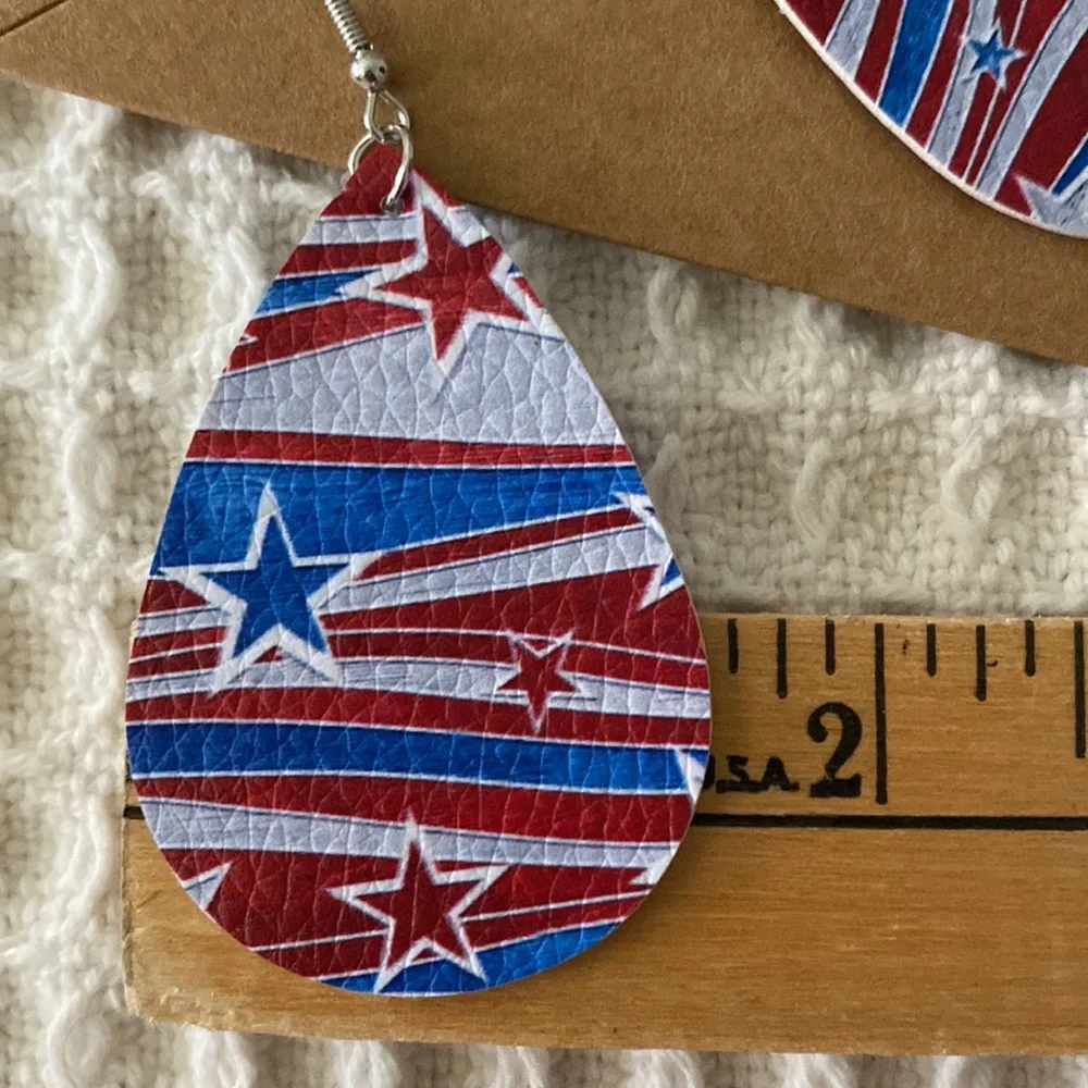 🦩 NWOT Earrings in faux leather in red, white & blue print🦩 - Picture 3 of 4